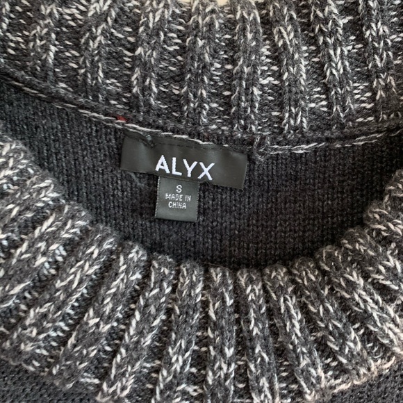 Beautiful gray sweater - Picture 3 of 3